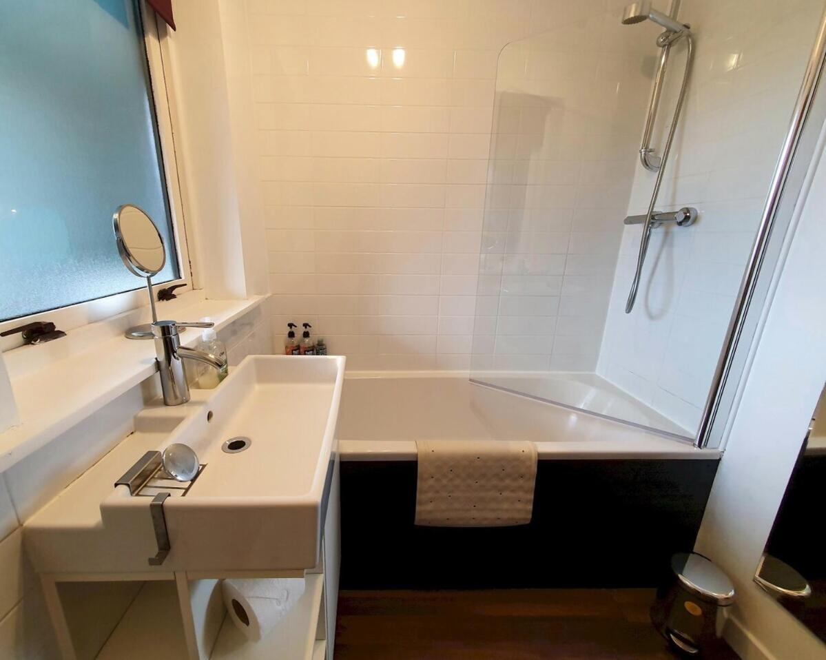 2 Bedroom, Free Parking & Netflix Near Hospitals Aberdeen Esterno foto