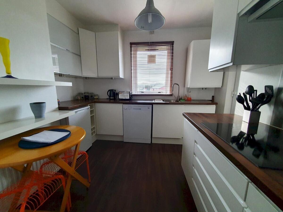 2 Bedroom, Free Parking & Netflix Near Hospitals Aberdeen Esterno foto